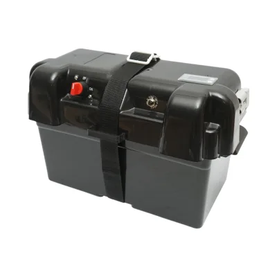 Cassetta per batteria auto 12V con voltmetro DC 6–30V, interruttore di alimentazione 100A, presa accendisigari, display LCD, 2 porte USB, 350 × 180 × 200 mm.