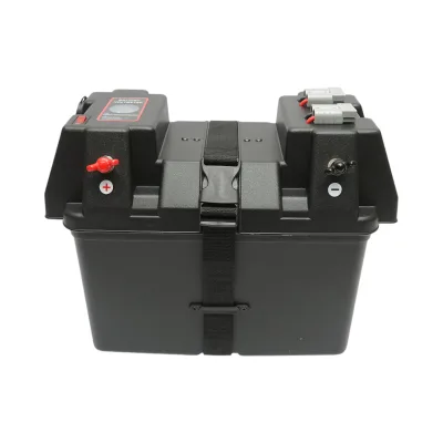 Cassetta per batteria auto 12V con voltmetro DC 6–36V, interruttore di circuito 16A, fusibile da 30A, 2 prese accendisigari, display LCD, 2 porte USB, 340 × 195 × 200 mm. - immagine 2