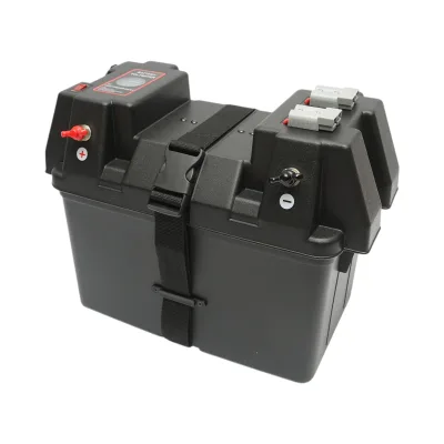 Cassetta per batteria auto 12V con voltmetro DC 6–36V, interruttore di circuito 16A, fusibile da 30A, 2 prese accendisigari, display LCD, 2 porte USB, 340 × 195 × 200 mm.
