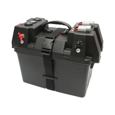 Cassetta per batteria auto 12V con voltmetro DC 6–36V, interruttore di circuito 16A, presa accendisigari, display LCD, 2 porte USB, 340 × 195 × 200 mm.