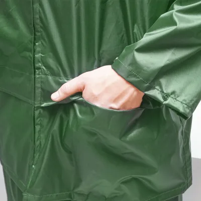 Completo impermeabile taglia M con cappuccio e pantaloni in poliestere e PVC, verde Breckner Germany - immagine 6