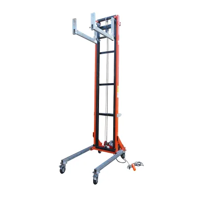 Elevatore elettrico per materiali edili, altezza massima 6 m, portata 265 kg con telecomando.