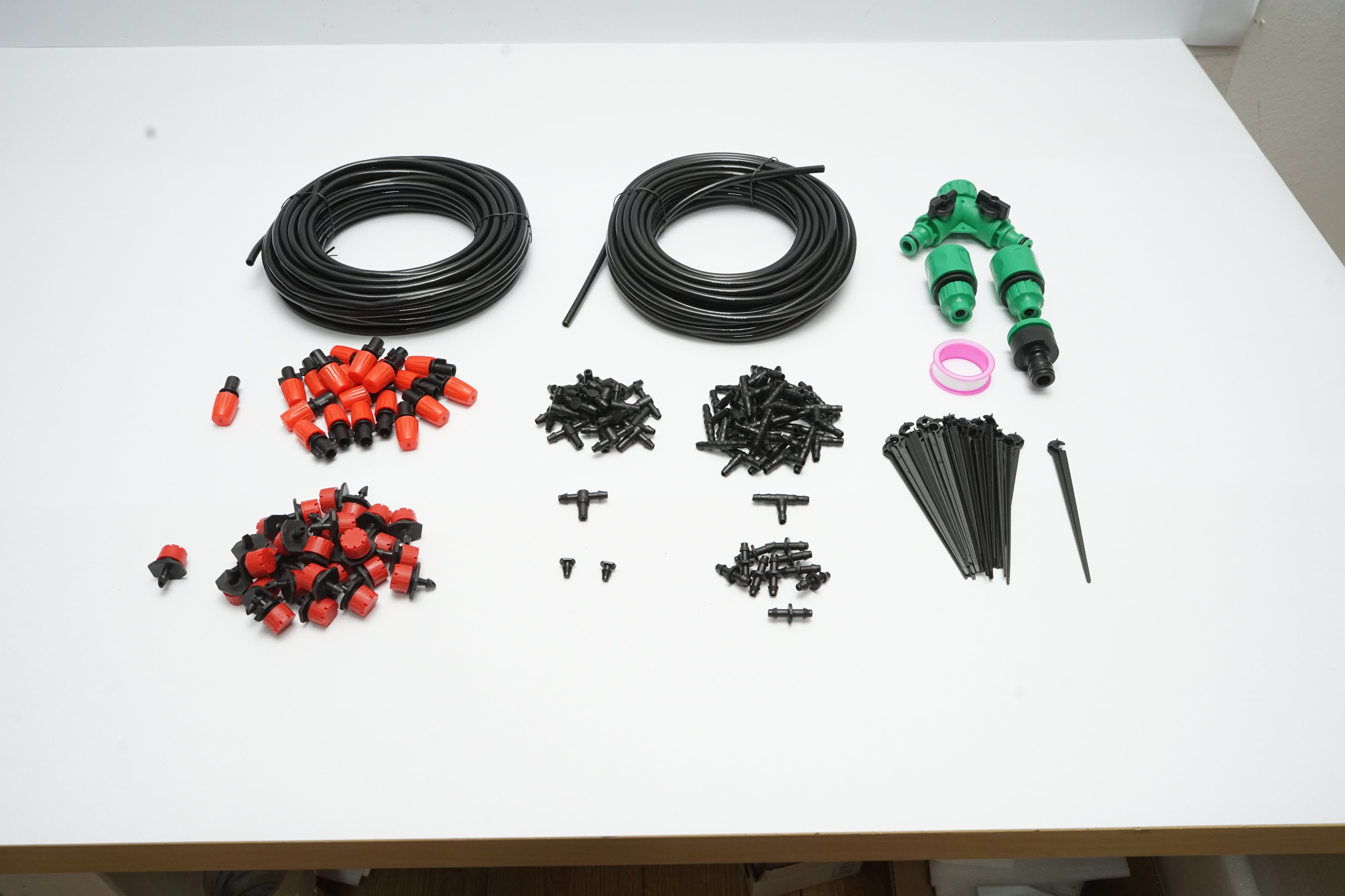Kit completo per irrigazione a goccia e a spruzzo con 2 tubi da 8 m / 62 m, ugelli, microirrigatori e 145 connettori - immagine 2