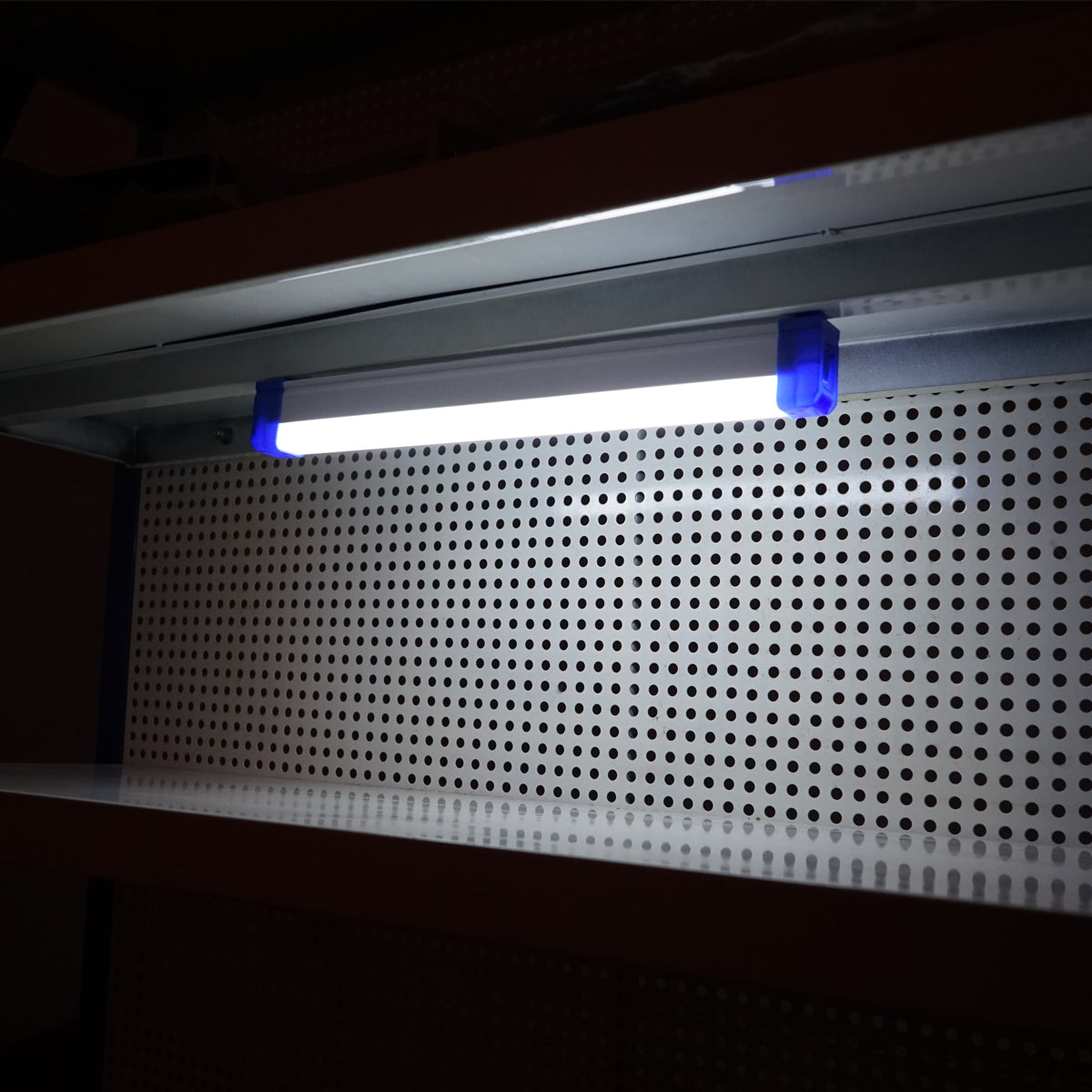 Lampada LED 40W, 6500K con impugnatura magnetica e batteria ricaricabile 2400mAh 320x23x38mm IP20 - immagine 2