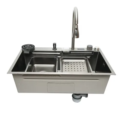 Lavello da cucina multifunzionale in acciaio inox con display digitale della temperatura, funzione cascata, lavapentole, dispenser di sapone, scolapiatti, vassoio, tagliere e accessori inclusi, dimensioni 75×46×23,5 cm.