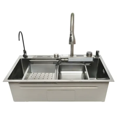 Lavello da cucina multifunzionale in acciaio inox con due rubinetti, display digitale per la temperatura, funzione cascata, dispenser di sapone, scolapasta, vassoio, tagliere e accessori di drenaggio inclusi, dimensioni 75x46x23,5 cm