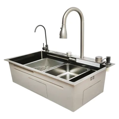 Lavello da cucina multifunzionale in acciaio inox con due rubinetti, display digitale per la temperatura, funzione cascata, dispenser di sapone, scolapasta, vassoio, tagliere e accessori di drenaggio inclusi, dimensioni 75x46x23,5 cm - immagine 5