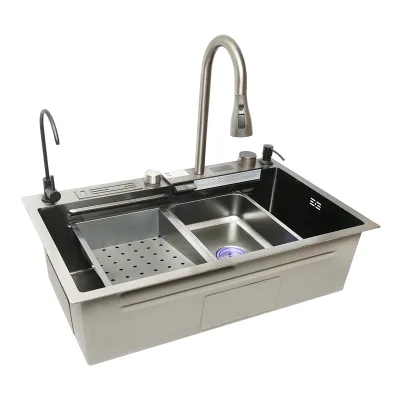 Lavello da cucina multifunzionale in acciaio inox con due rubinetti, display digitale per la temperatura, funzione cascata, dispenser di sapone, scolapasta, vassoio, tagliere e accessori di drenaggio inclusi, dimensioni 75x46x23,5 cm - immagine 4