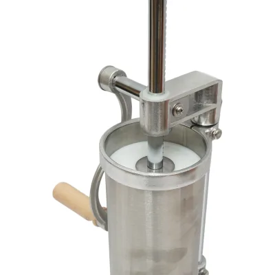 Macchina verticale per insaccare salsicce in acciaio inox da 1,25 kg, con 4 imbuti inclusi (15, 19, 22, 25 mm). - immagine 6