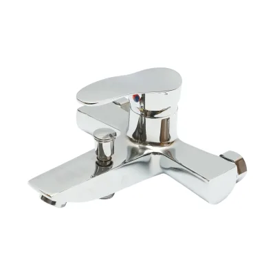 Miscelatore monocomando per vasca/doccia, montaggio a parete, cartuccia in ceramica, finitura cromata lucida.