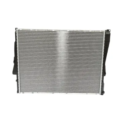 Radiatore raffreddamento acqua motore – BMW Serie 3, BMW Z4 (motori 1.6 – 3.2 L) Dimensioni: 580 × 449 × 30 mm Codici OEM compatibili: 1924001093, 17111436241, 17111611565, 17111613108, 17119071518, 17119071519 - immagine 2