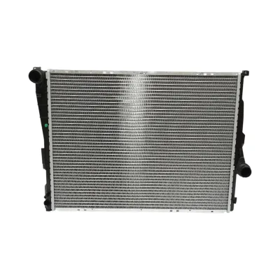 Radiatore raffreddamento acqua motore – BMW Serie 3, BMW Z4 (motori 1.6 – 3.2 L) Dimensioni: 580 × 449 × 30 mm Codici OEM compatibili: 1924001093, 17111436241, 17111611565, 17111613108, 17119071518, 17119071519
