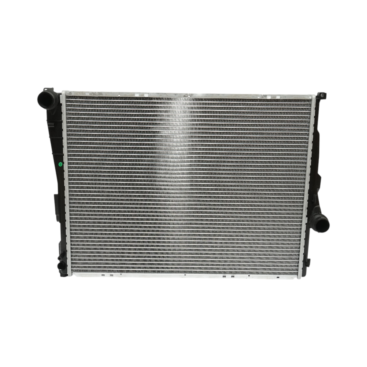 Radiatore raffreddamento acqua motore – BMW Serie 3, BMW Z4 (motori 1.6 – 3.2 L) Dimensioni: 580 × 449 × 30 mm Codici OEM compatibili: 1924001093, 17111436241, 17111611565, 17111613108, 17119071518, 17119071519