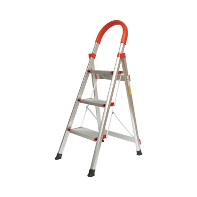Scala pieghevole in alluminio, 3 gradini antiscivolo, altezza 68 cm, portata massima 130 kg.
