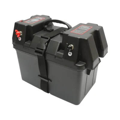 Scatola batteria auto 12 V con voltmetro DC 6–36 V, interruttore circuito 16 A, 2 prese accendisigari, display LCD, 2×USB, 340×195×200 mm.