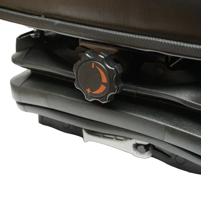 Sedile universale regolabile per trattore con cintura di sicurezza, braccioli e sospensione meccanica 830x610mm - immagine 6