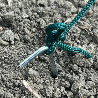 Serra da giardino 400×300×200 cm con sistema di irrigazione, telo verde in PE con rete 140 g/m² anti-UV, 8 finestre, 2 porte, tubo in acciaio zincato 25 mm THOR - immagine 5