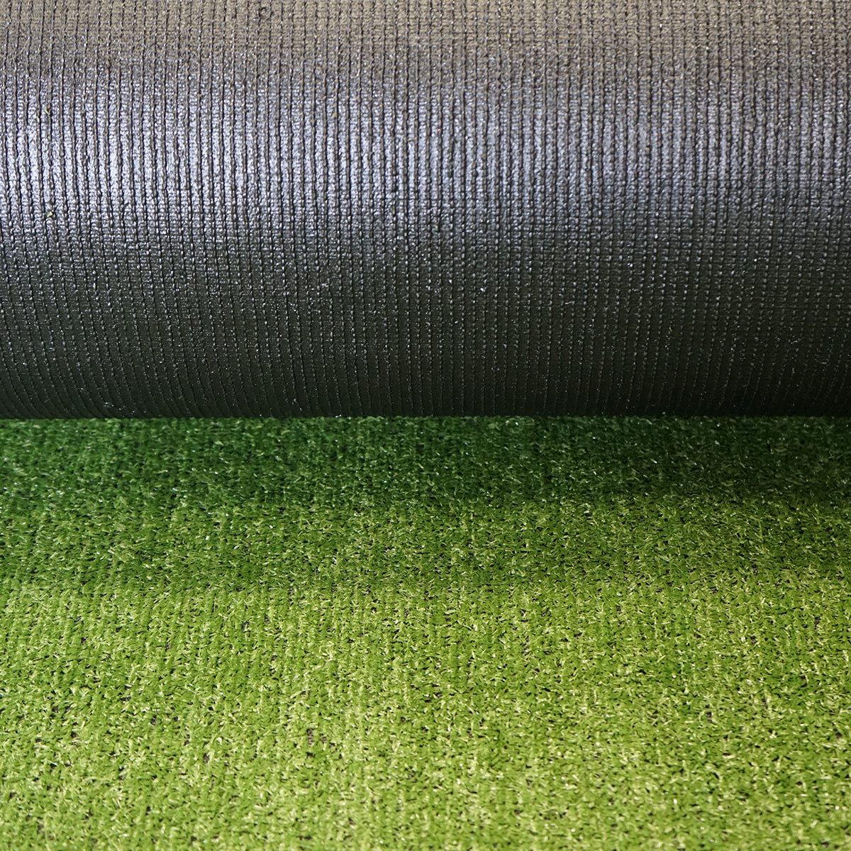 Tappeto di erba artificiale verde 3x30 m, filo 7 mm, 1 strato PP e rete PU - immagine 4